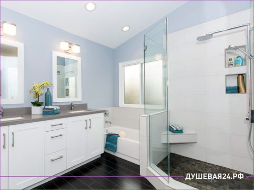 Стильные ванные комнаты с перегородкой в голубом исполнении