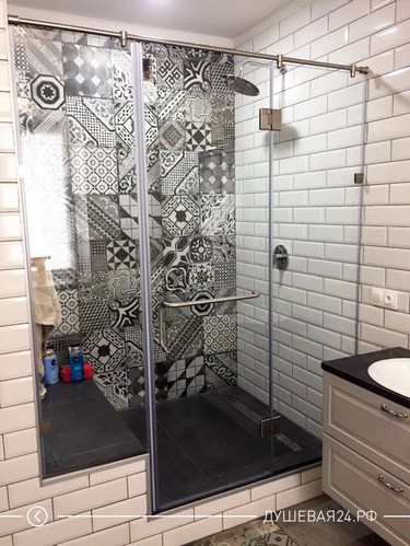 Дизайн ванной комнаты с установленной перегородкой из стекла